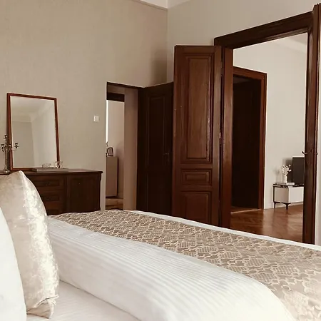 Unique & Spacious 3br Historic Flat In Centre