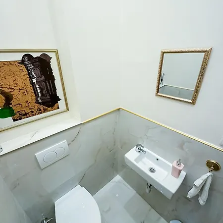Unique & Spacious 3br Historic Flat In Centre *