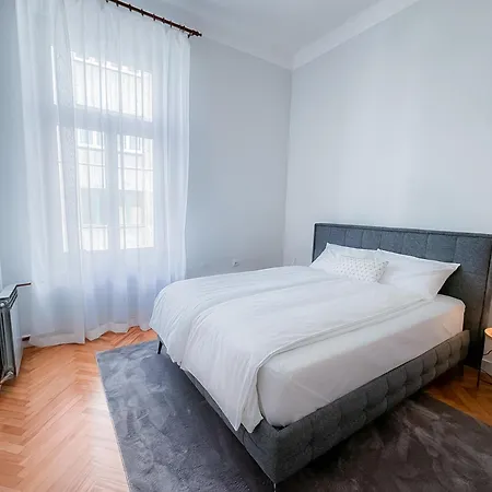 Unique & Spacious 3br Historic Flat In Centre Lejlighed