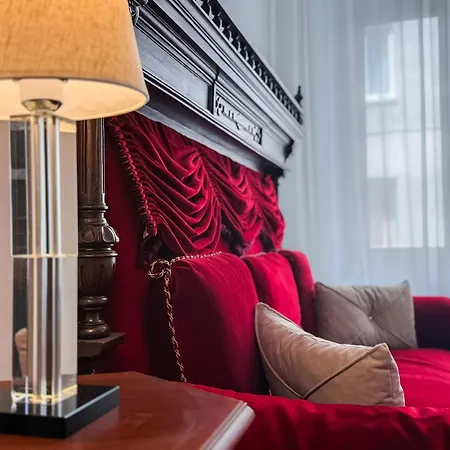 Unique & Spacious 3br Historic Flat In Centre *