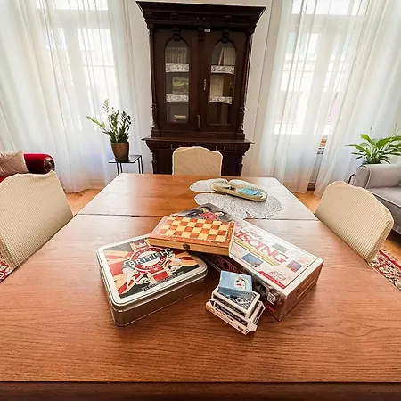 Unique & Spacious 3br Historic Flat In Centre